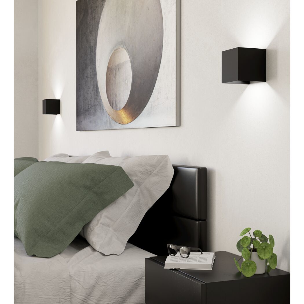 Zwei schwarze Wandleuchten im Schlafzimmer