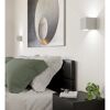 Zwei Wandleuchten beleuchten ein Schlafzimmer