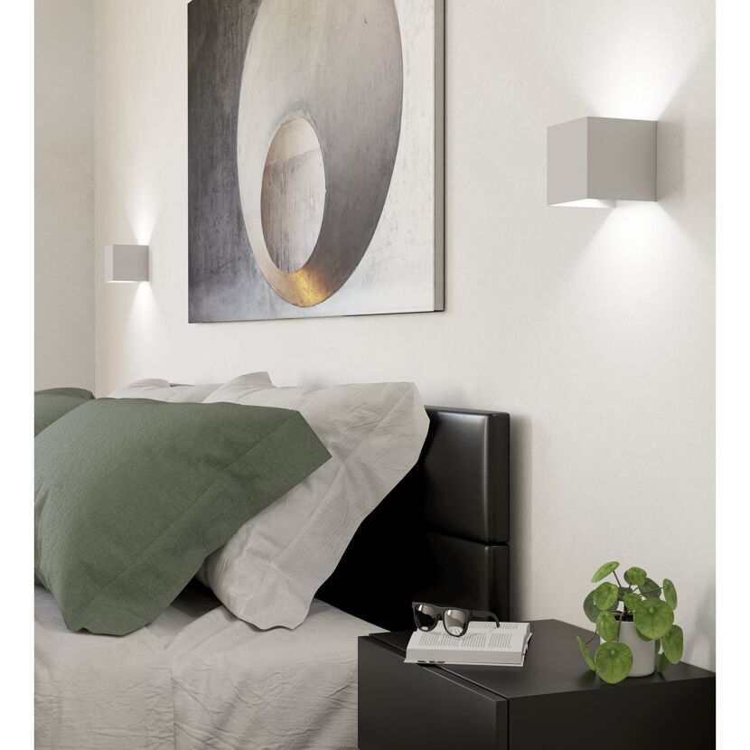 Zwei Wandleuchten beleuchten ein Schlafzimmer
