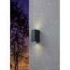 Schwarze Außenwandleuchte an Hauswand