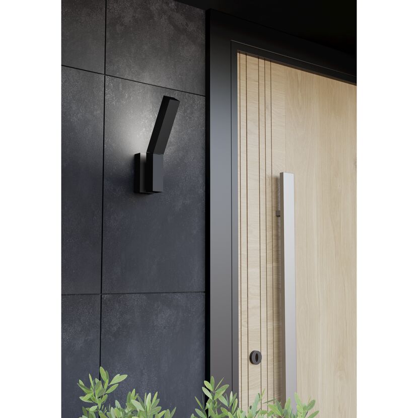 Schwarze Außenleuchte an Hauswand