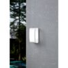 Weiße Außenleuchte an Hauswand