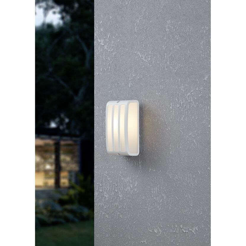 Weiße Wandleuchte an Hauswand