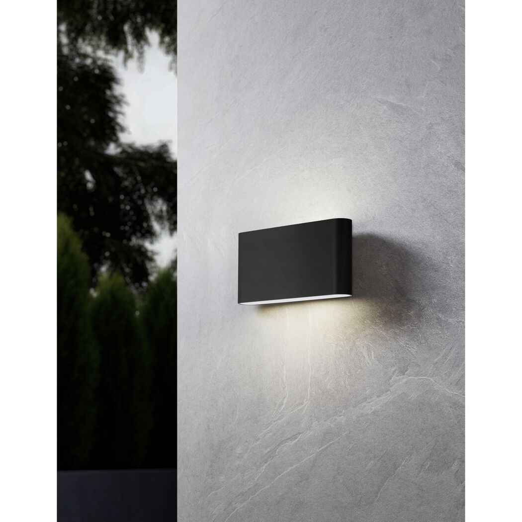 Schwarze Außenleuchte an Hauswand