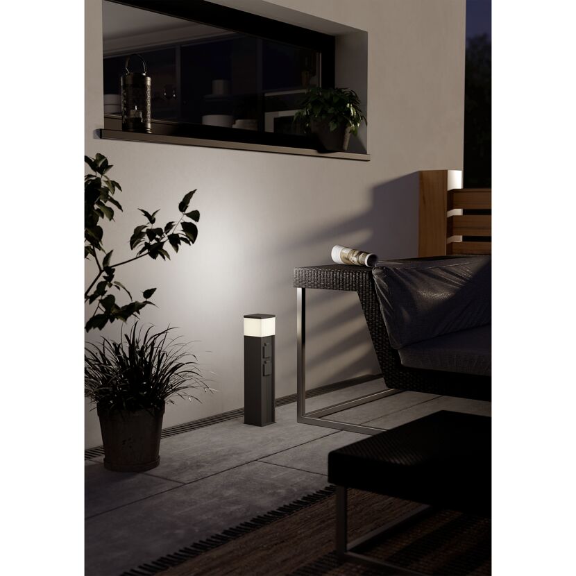 Steckdosensäule beleuchtet auf Terrasse
