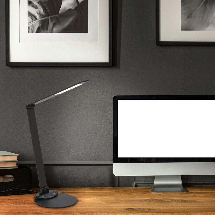Schreibtisch mit Computer und Tischleuchte