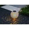 Solar-Kugellampe leuchtet auf Terrasse