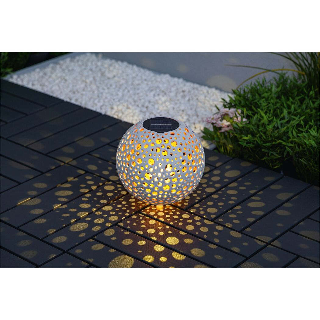 Solar-Kugellampe leuchtet auf Terrasse