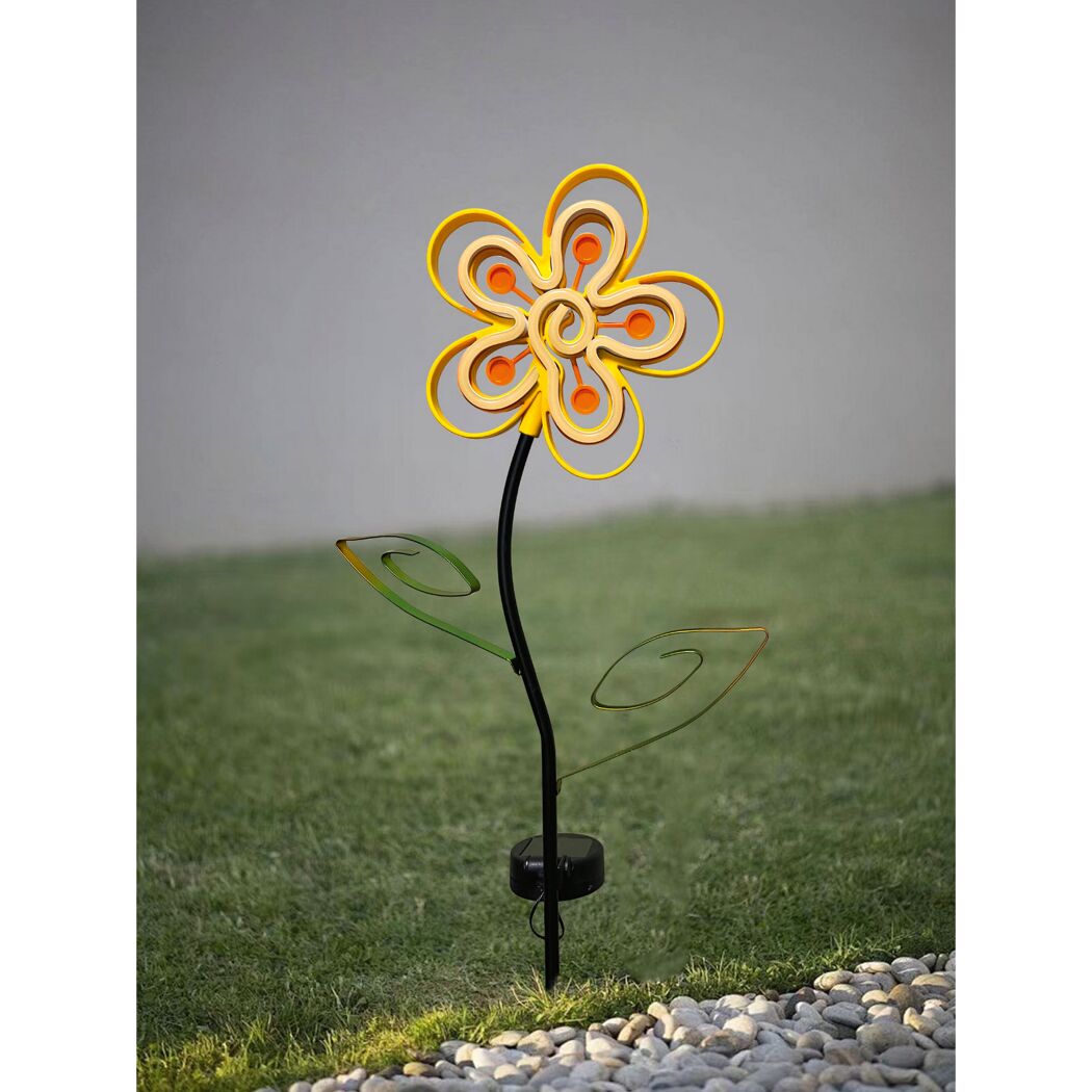 Gelbe, metallene Solar-Blume im Rasen