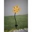 Gelbe, metallene Solar-Blume im Rasen