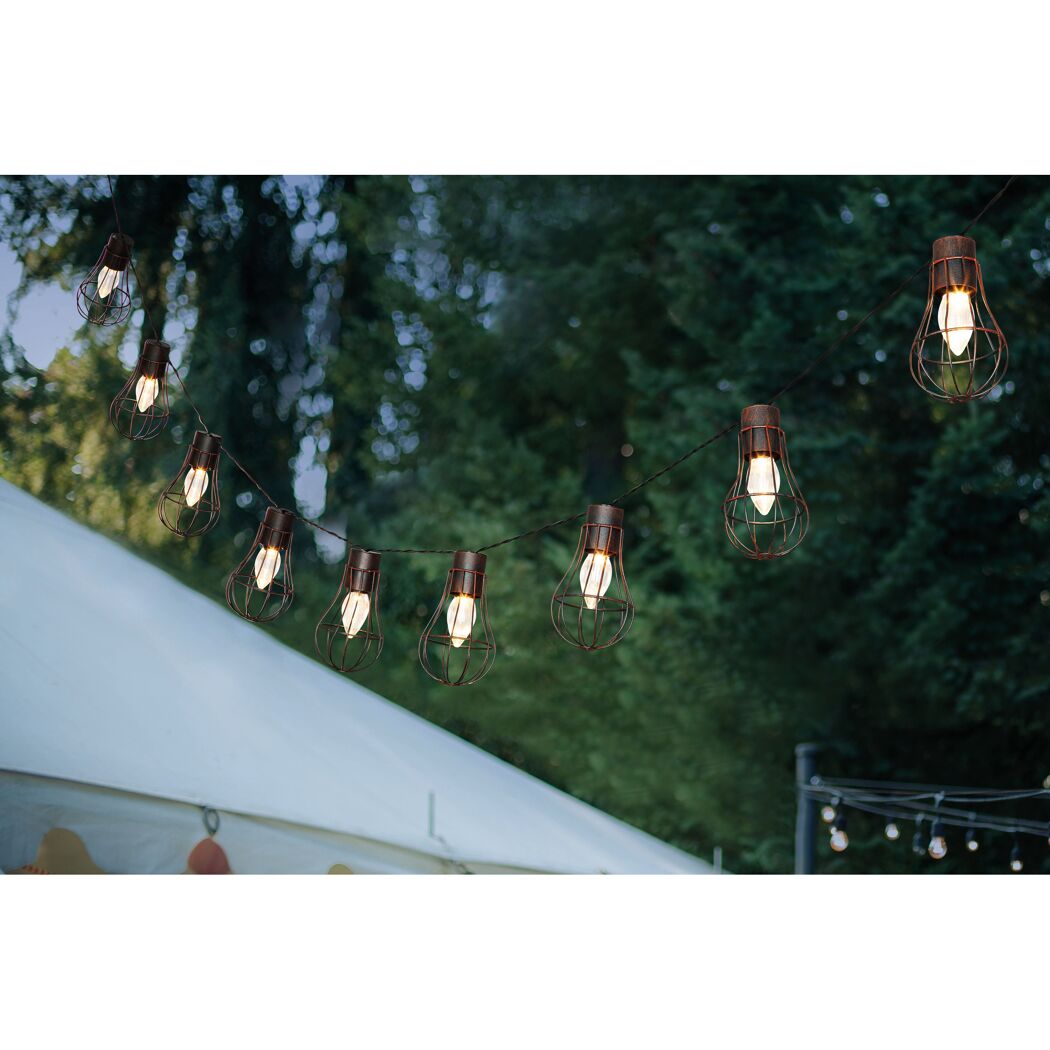 Lichterkette mit Glühbirnen in Käfigen