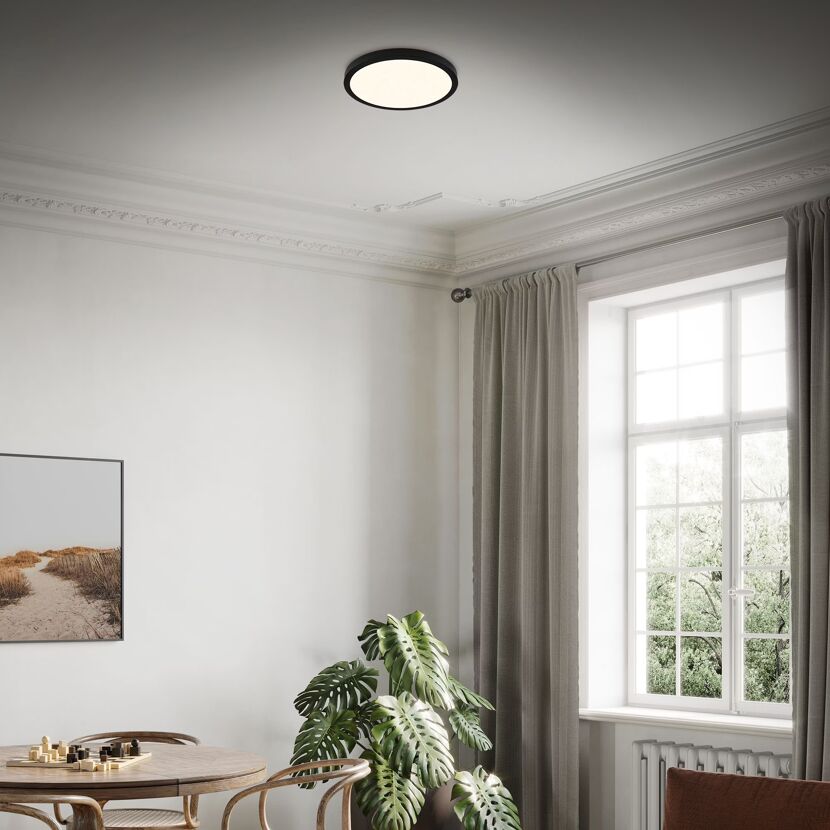 Runde Deckenleuchte in einem Wohnzimmer