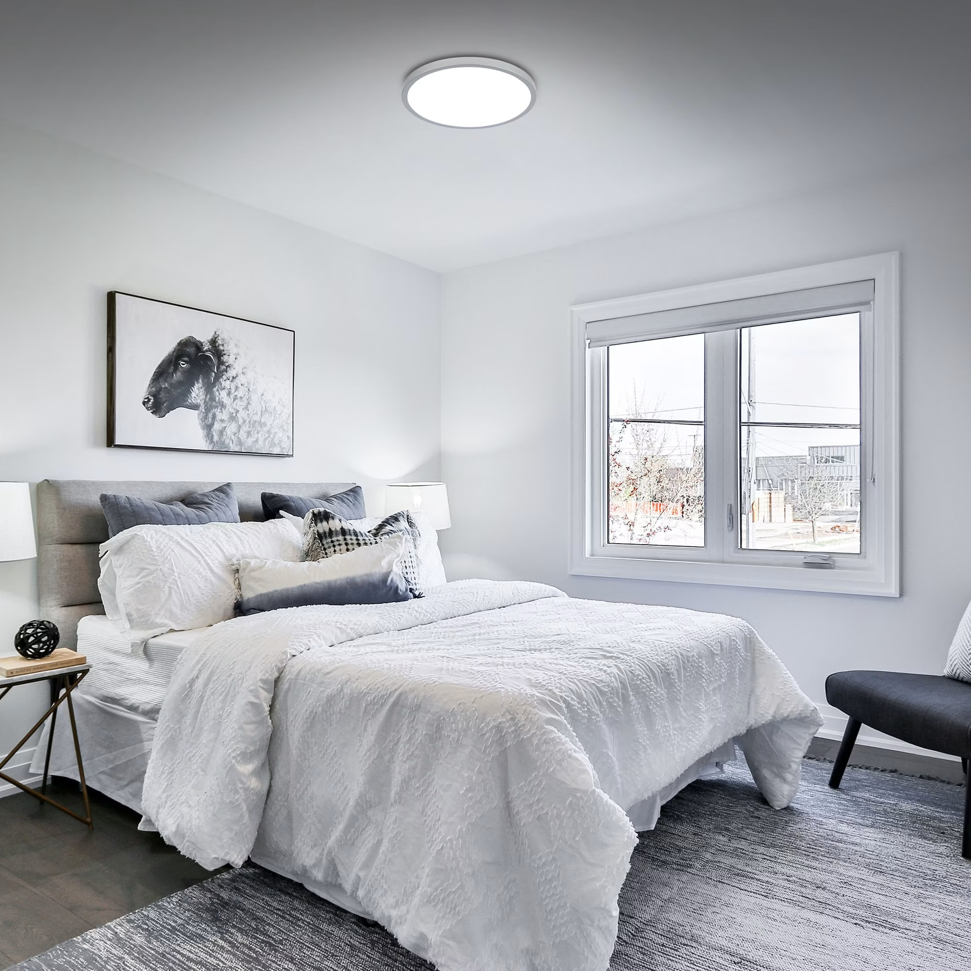 Helles Schlafzimmer mit Doppelbett