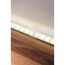 LED-Lichtband an Holzfläche montiert