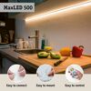 Küche beleuchtet mit MaxLED 500, Hand steuert LED-Band mit Fernbedienung.