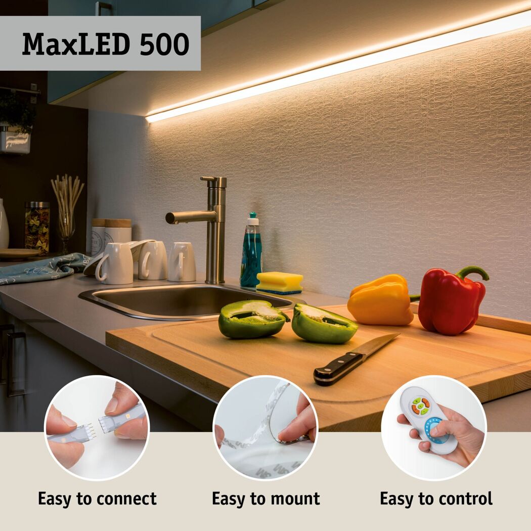 Küche beleuchtet mit MaxLED 500, Hand steuert LED-Band mit Fernbedienung.