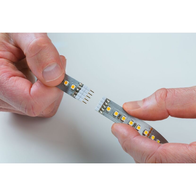 Zwei Hände halten LED-Streifen zusammen.