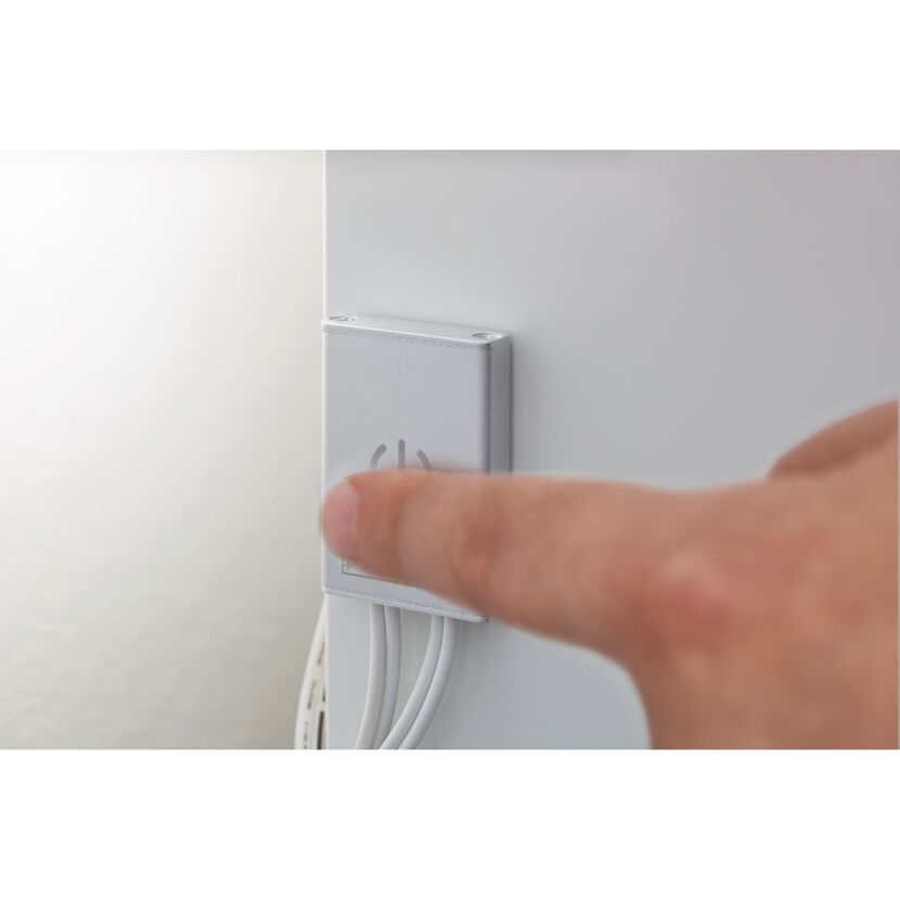 Person berührt einen YourLED Touch-Schalter.