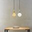 Zwei LED-Lampen in Gold und Silber