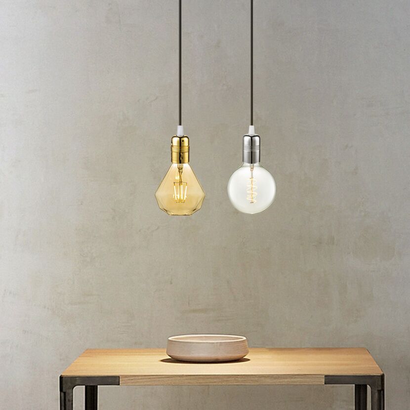 Zwei LED-Lampen in Gold und Silber