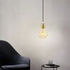 Goldene Hängelampe mit diamantförmiger Glühbirne.