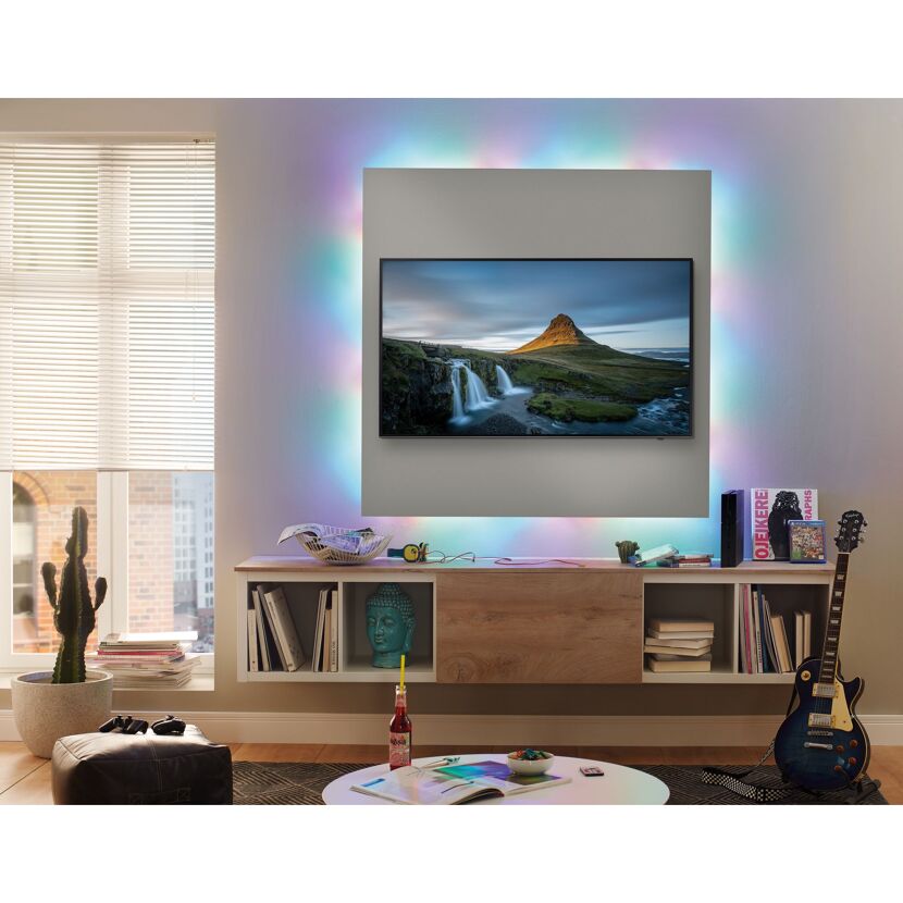 Wohnzimmer mit FN SimpLED Set und Fernseher an der Wand