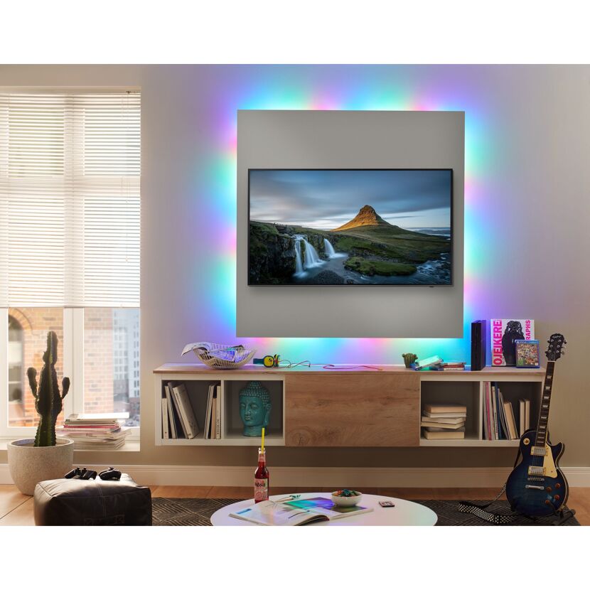 TV mit bunter LED-Hintergrundbeleuchtung