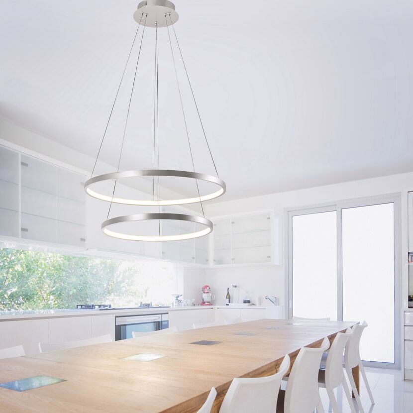 Moderne Pendelleuchte mit zwei silbernen Ringen