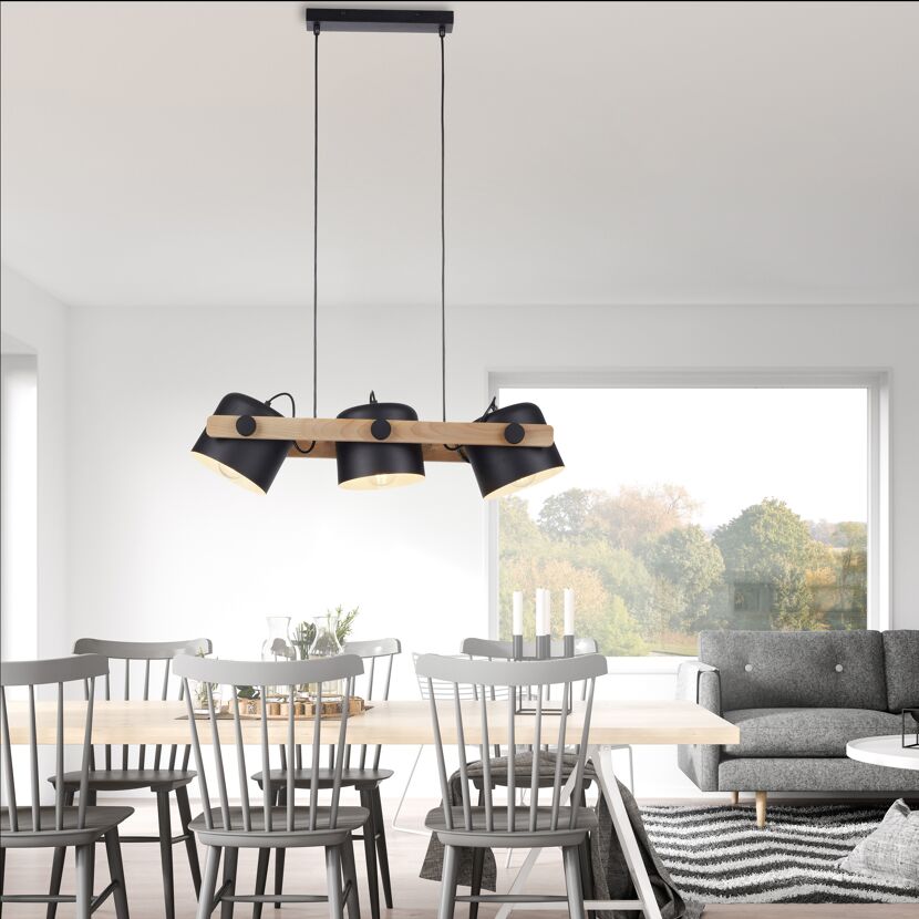 Drei schwarze Hängelampen mit Holzelement