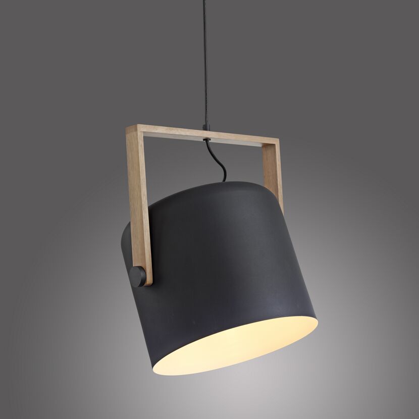 Schwarze Hängelampe mit Holzgriff
