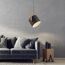 Schwarze Hängelampe mit Holzgriff über Sofa