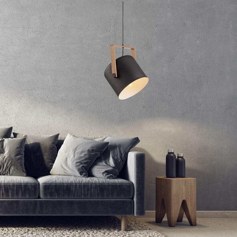 Schwarze Hängelampe mit Holzgriff über Sofa