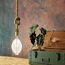 LED-Lampe mit Seil an rostiger Wand