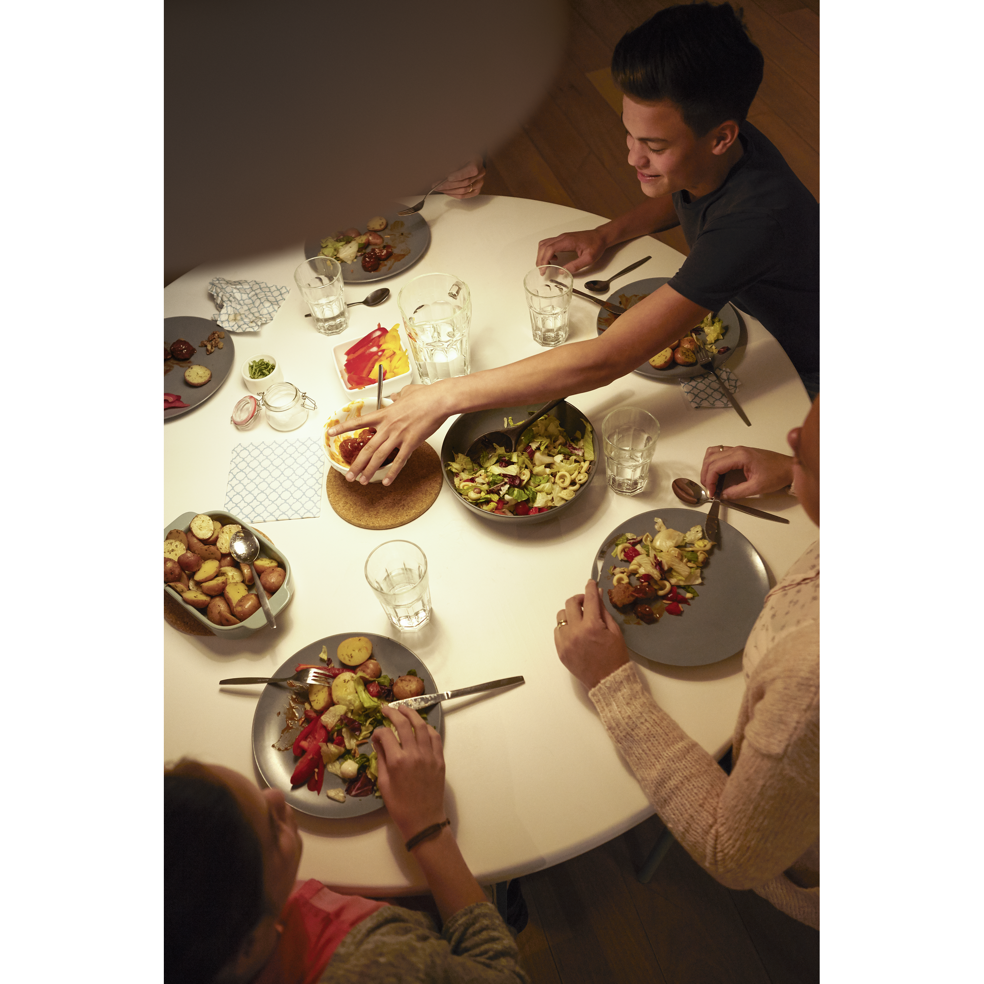 Familie isst gemeinsam am Tisch