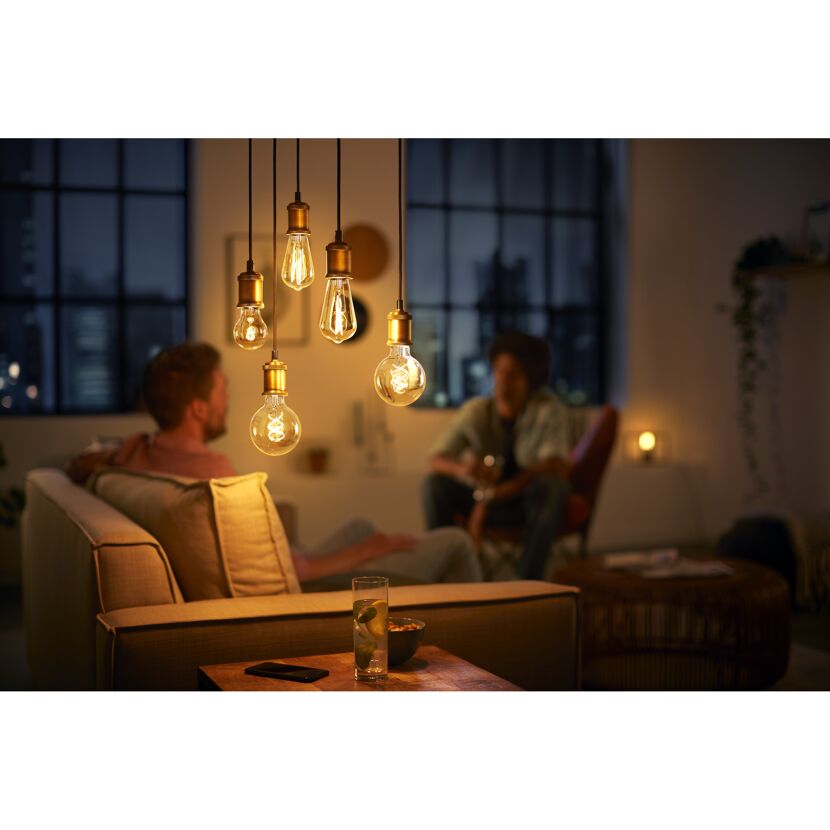 Mehrere LED Lampen beleuchten ein Wohnzimmer.