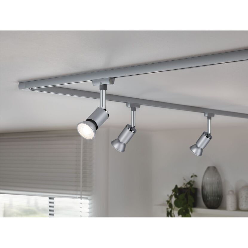 Silberfarbene LED-Strahler an einer Deckenschiene