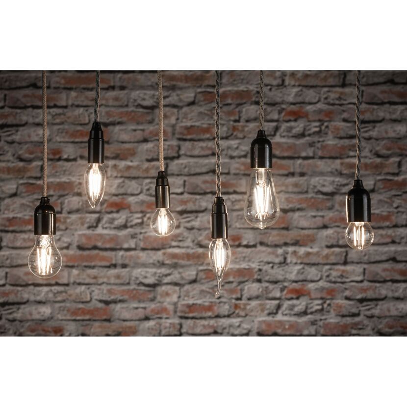 Sechs LED-Tropfenlampen hängen vor einer Backsteinwand.