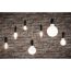 Verschiedene LED-Lampen vor Backsteinwand