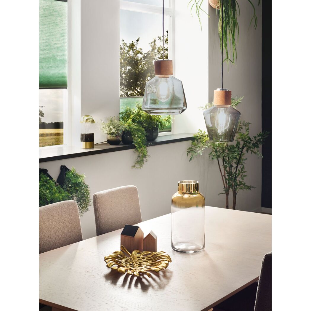 Beleuchteter Essbereich mit dimmbaren LED-Kolben in Pendelleuchten.