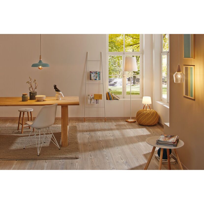 Wohnzimmer mit verschiedenen Lampen