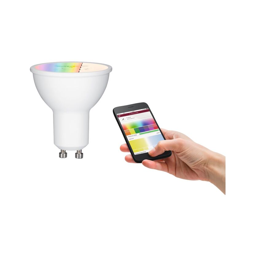 Person steuert LED-Reflektor per Smartphone