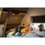 Person schaltet Licht mit Philips Hue Dimmer Switch ein