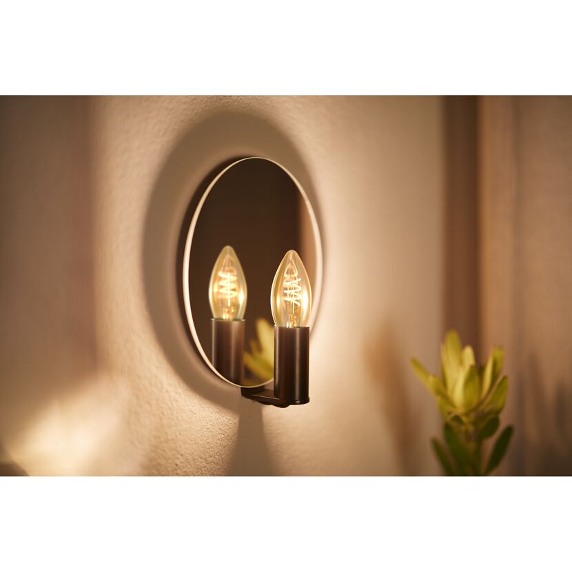 LED Kerze E14 gold, 15 W, dimmbar neben Spiegel