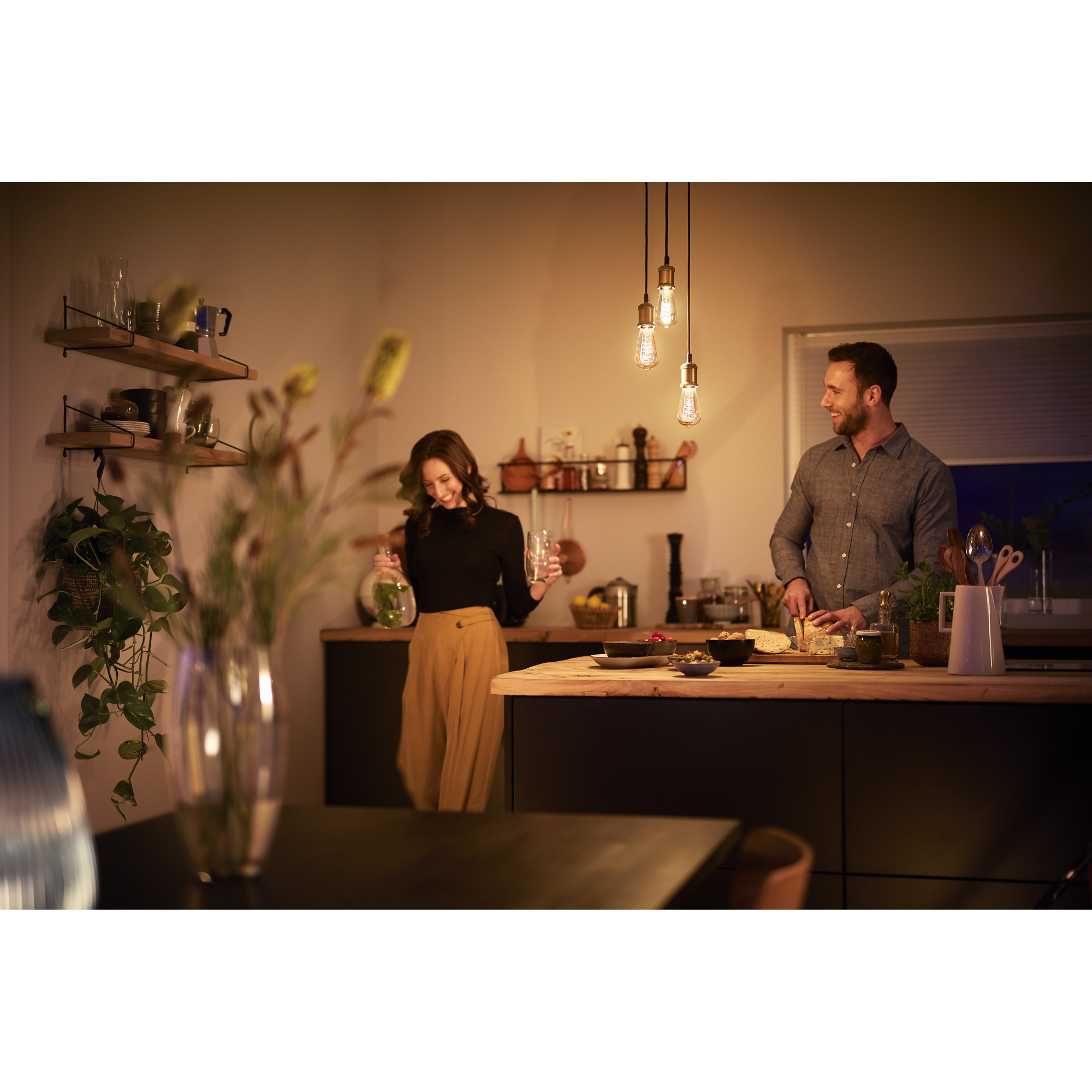 Zwei Personen in einer Küche mit LED-Lampen.