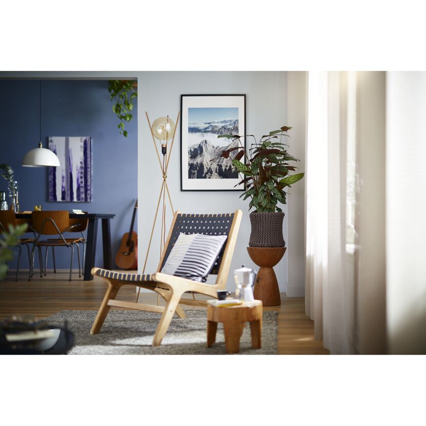 Wohnzimmer mit Holzmöbeln und Stehlampe