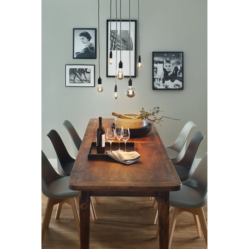 Esstisch mit Vintage LED-Lampen