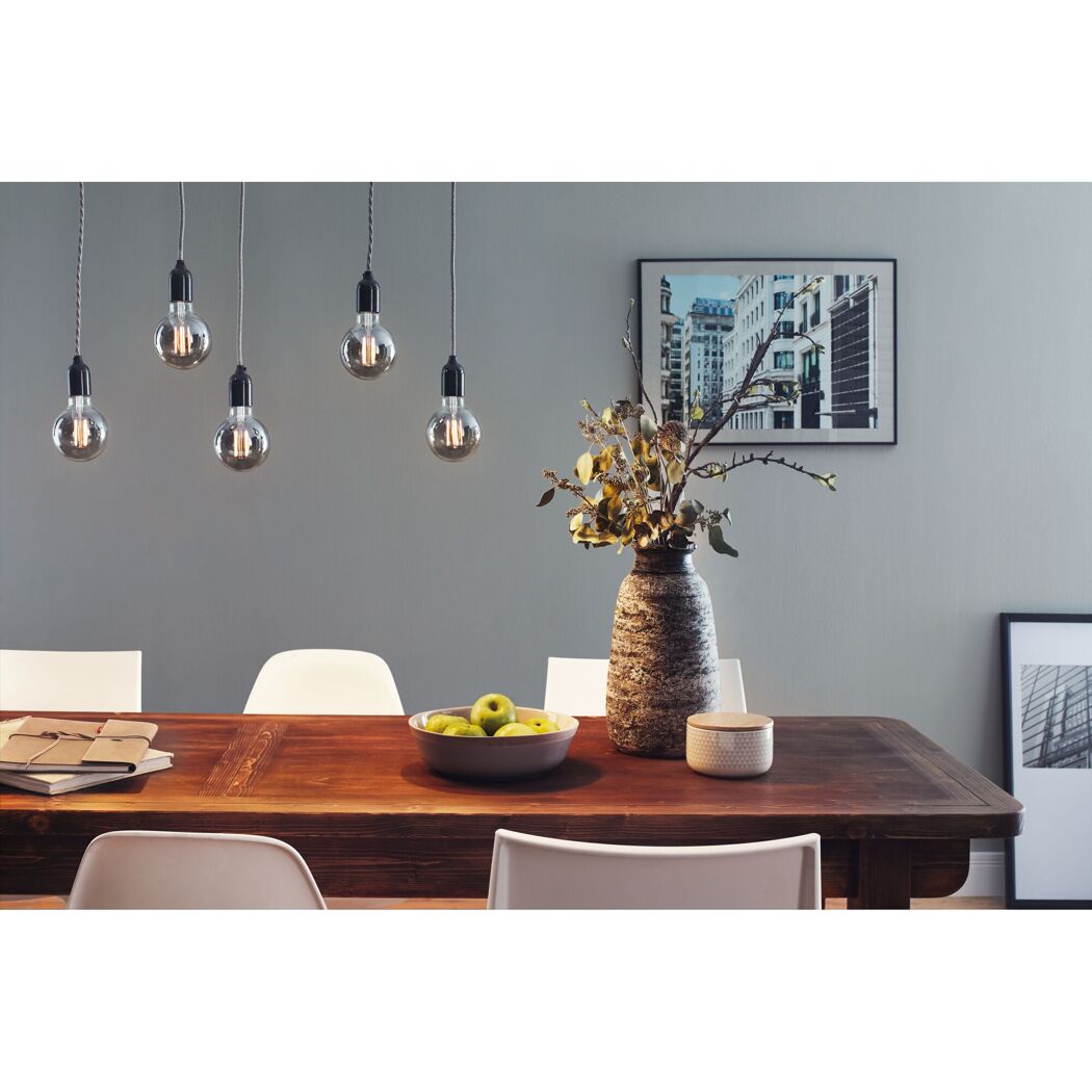 Esszimmer mit Globe LED-Leuchtmitteln und Holztisch