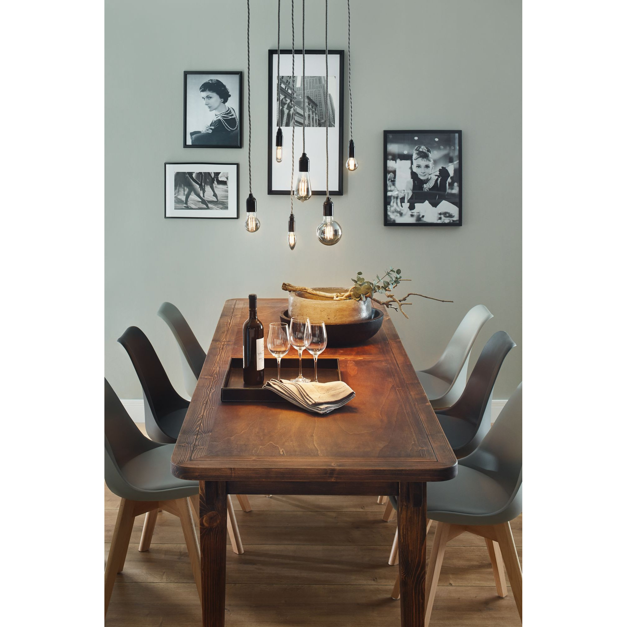 Esstisch mit LED-Vintage-Lampen