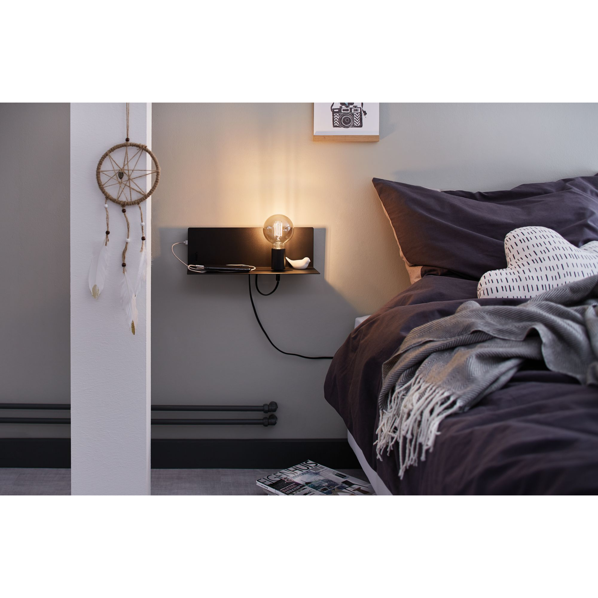 Schwarzes Nachttischregal mit Glühbirne und Handy