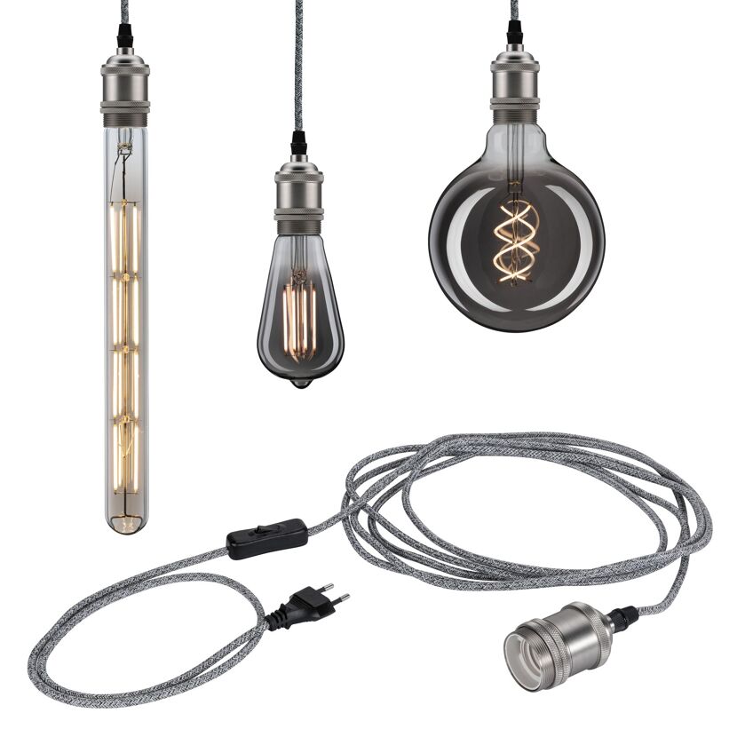 Drei verschiedene Glühbirnen und ein graues Kabel mit Stecker und Fassung